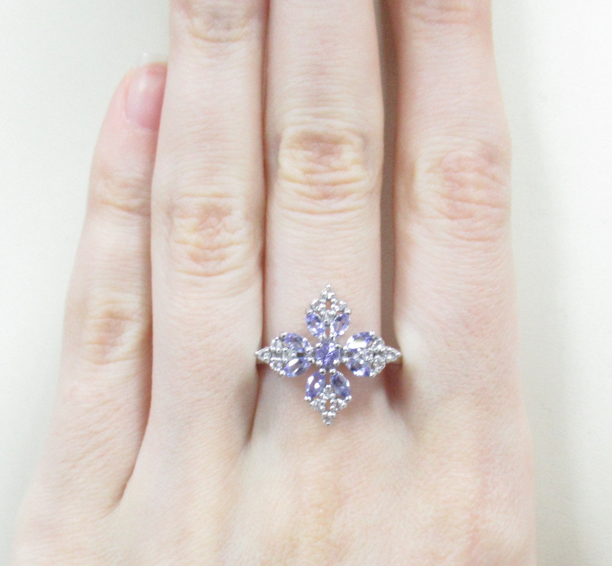 Серебряное кольцо 925 пробы; вставки 9 Танзанит 0,67 ct; 16 Топаз белый 0,48 ct;
